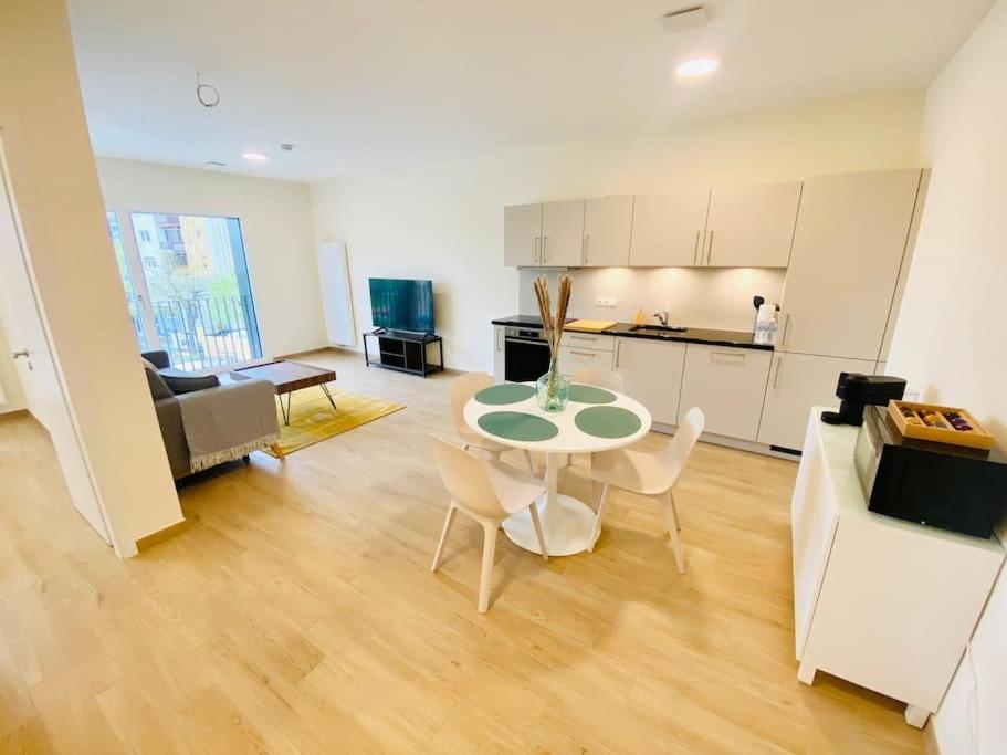 New 2023 One Bedroom Flat W Free Parking * Luxemburgo